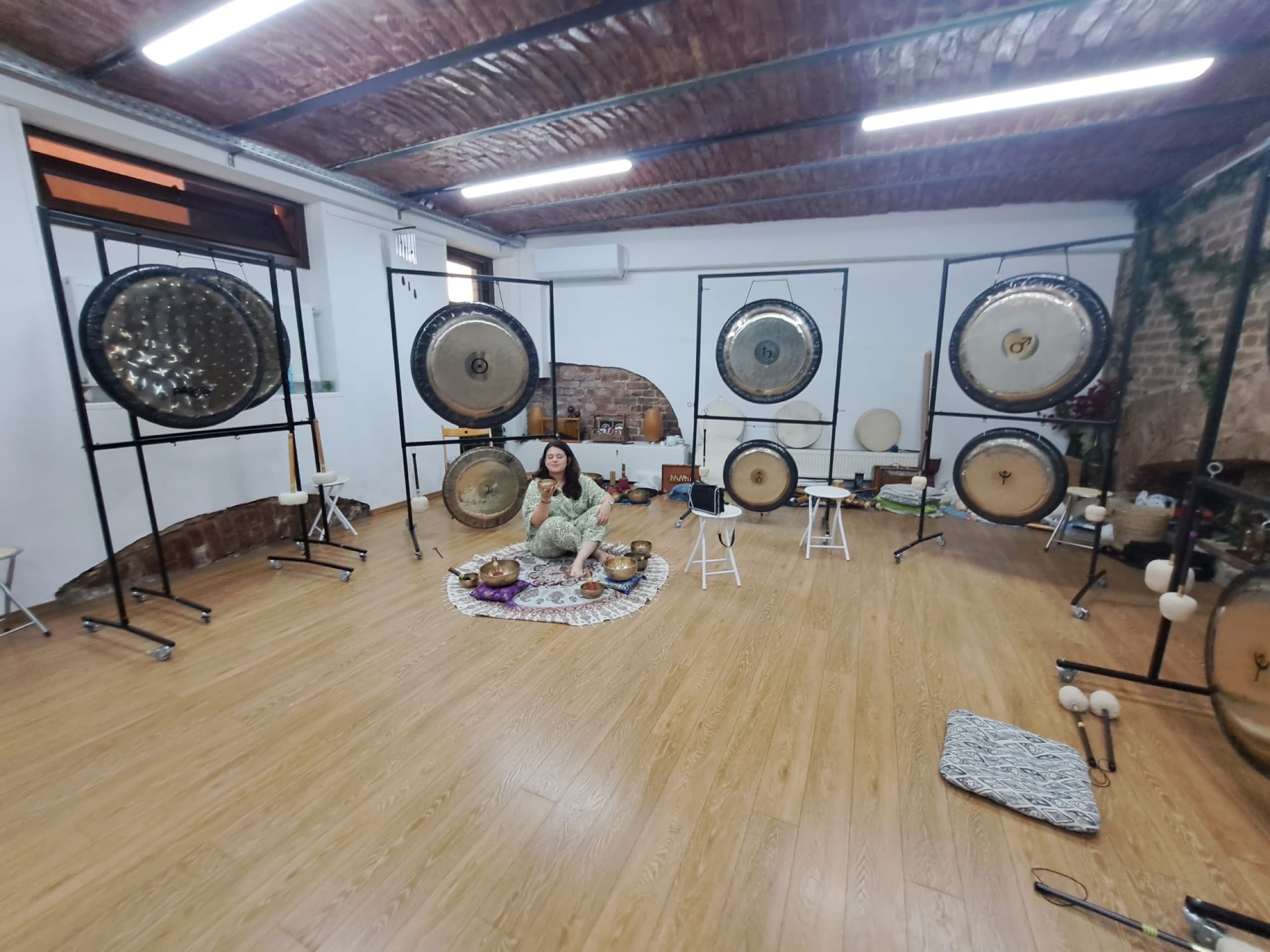 Ina Șerban în meditație cu un bol tibetan, într-o sesiune de terapie prin sunet