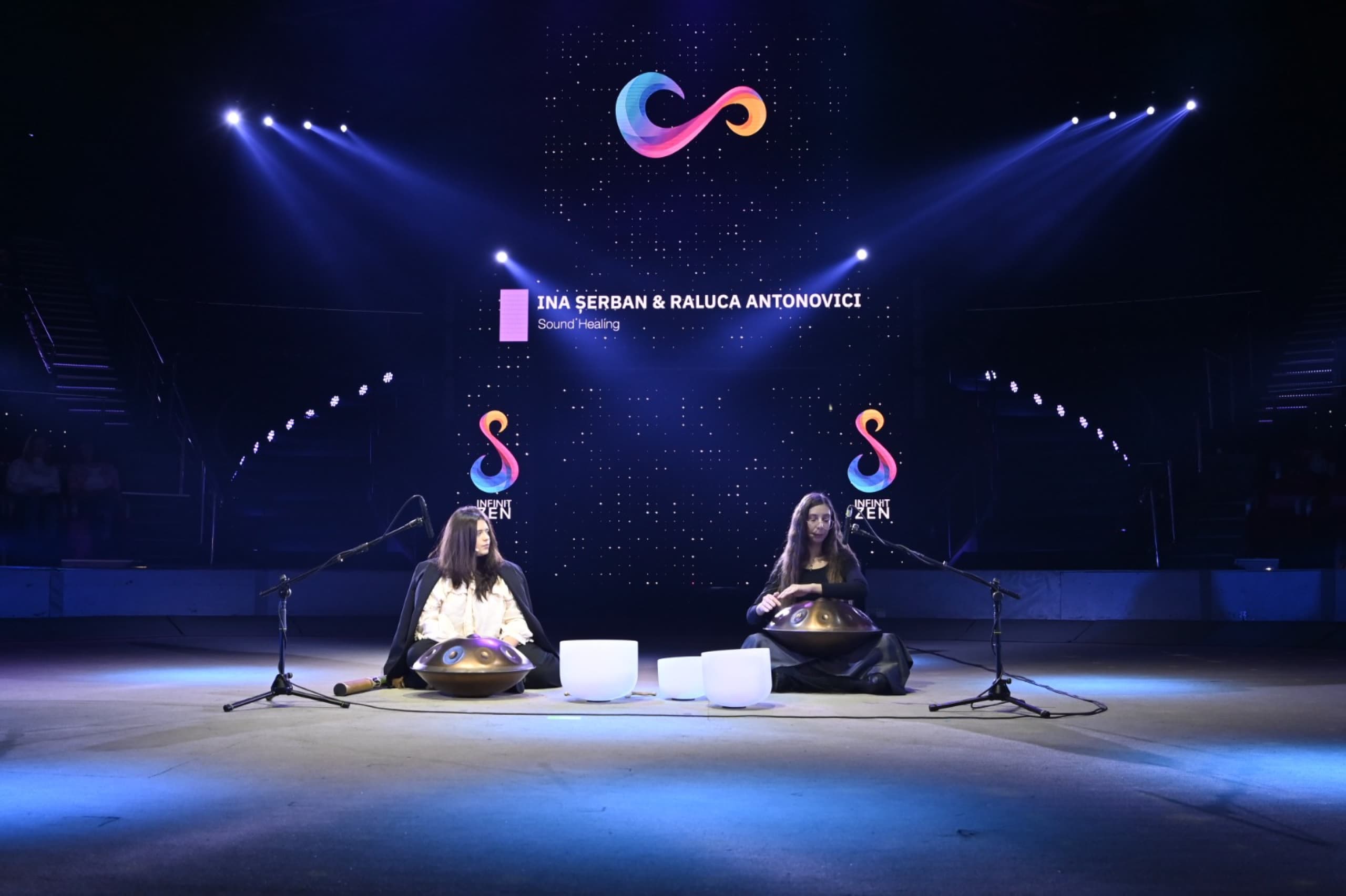 Boluri de cristal pe scenă la un eveniment de sound healing